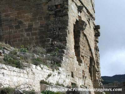 DETALLE DEL PARAMENTO NORTE DEL TEMPLO PRERROMANICO. ARRANQUE DEL ARCO TRIUNFAL Y DEL MURO DE CABECERA